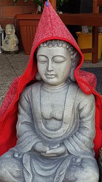 Buddha bekommt eine M&uuml;tze